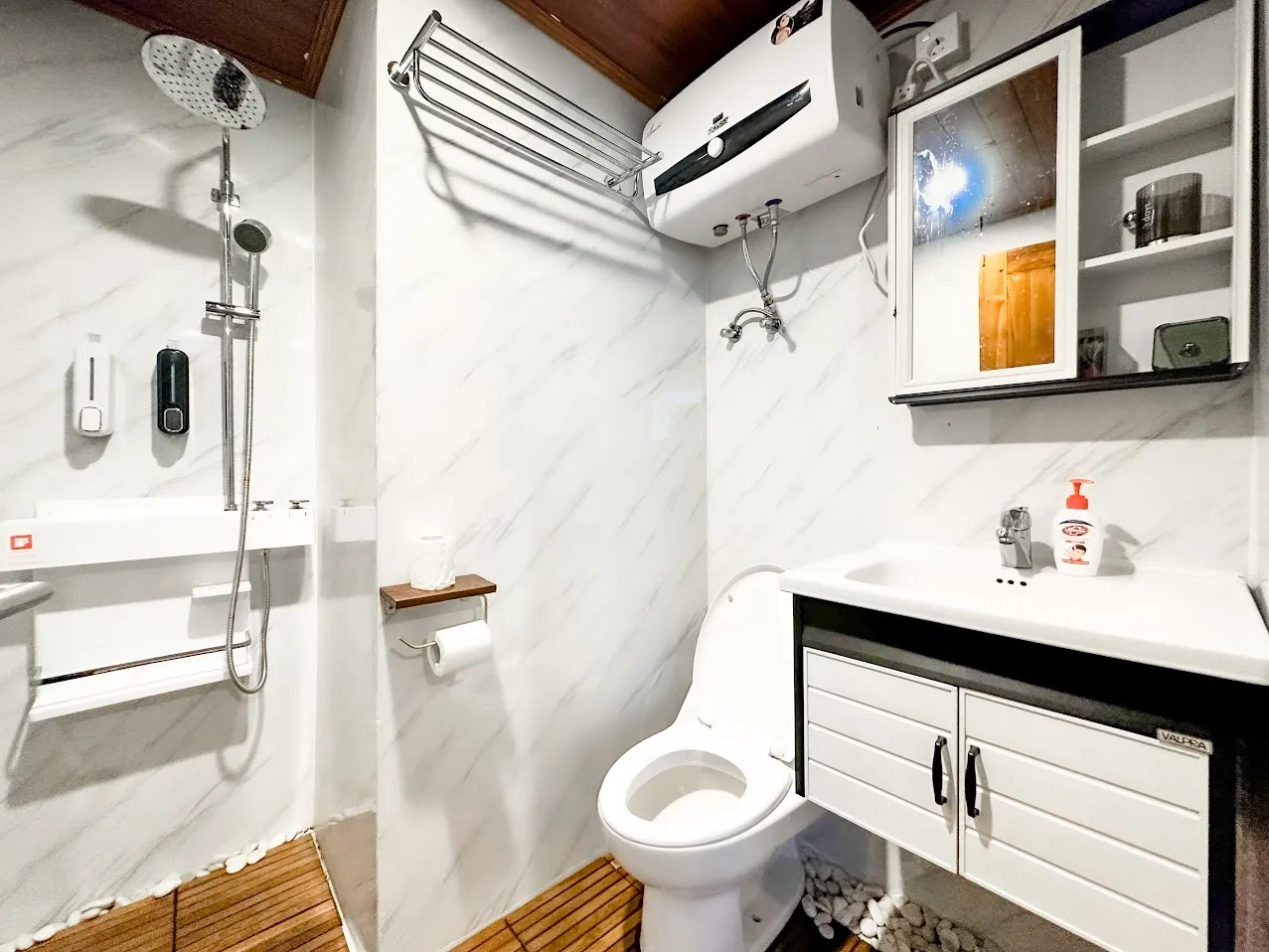En-suite bathroom in a Deluxe cabin