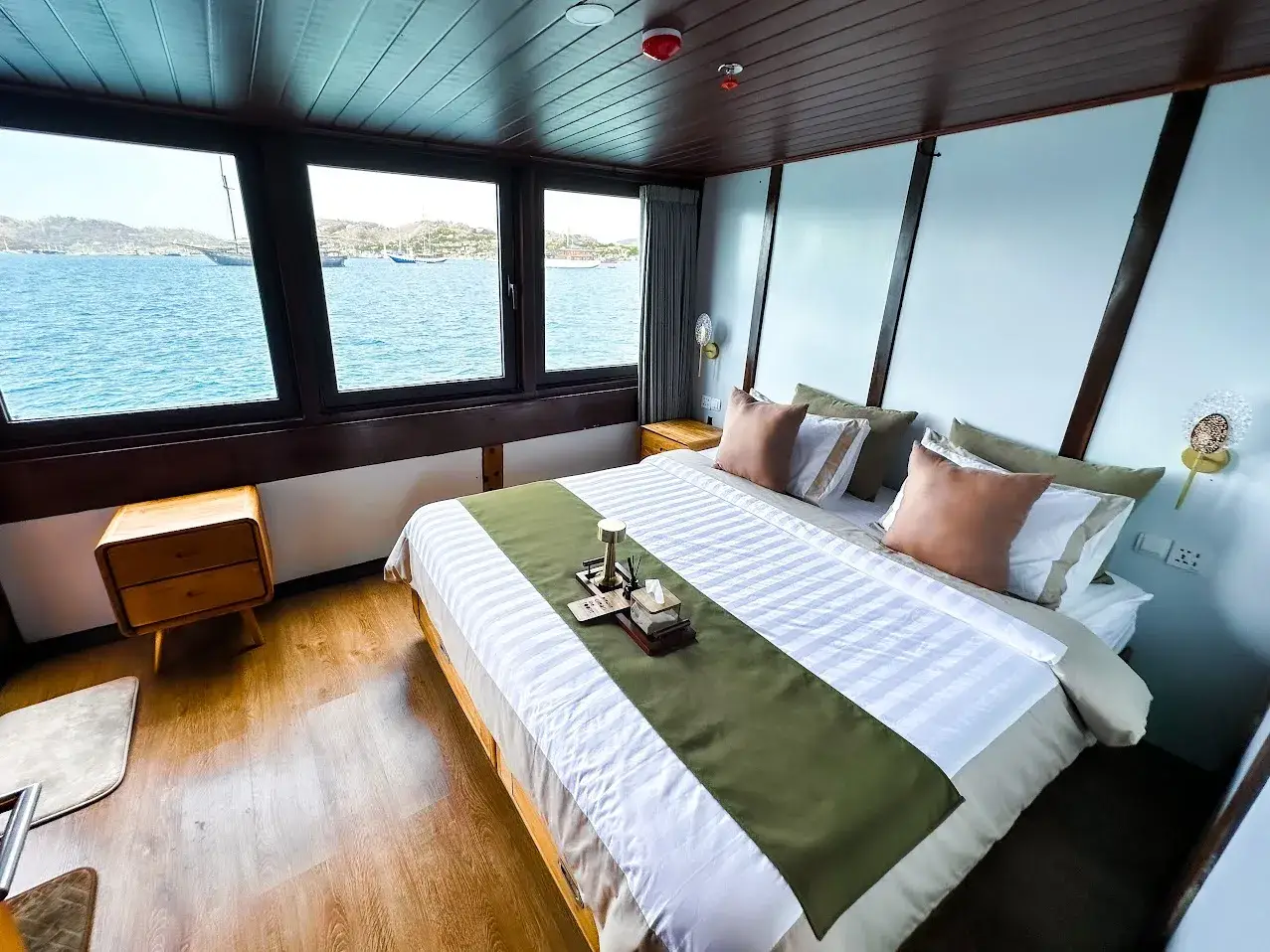 Deluxe cabin on Neptune Cruise Phinisi