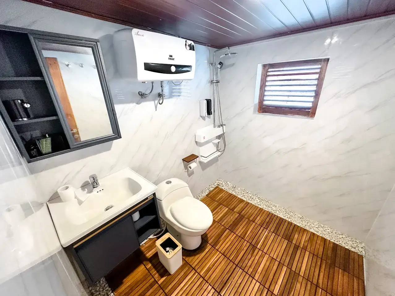 En-suite bathroom in the Mansard I cabin