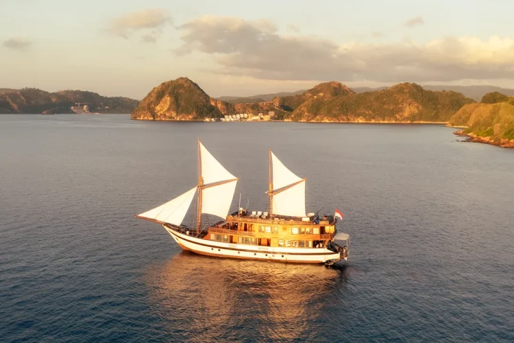 Neptune Cruise Phinisi sailing between the Komodo islands