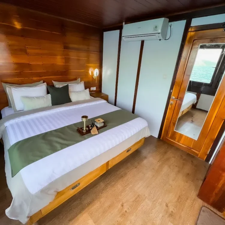 Neptune Cruise Phinisi | Neptune Deluxe Room | Komodo Tour | Neptune Cruise Komodo