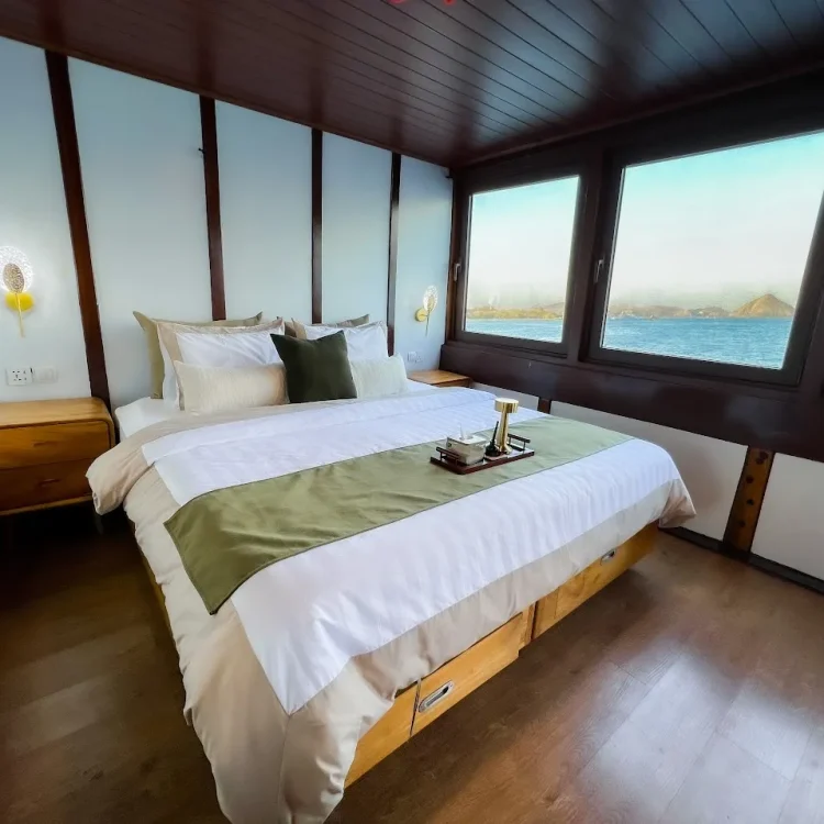 Neptune Cruise Phinisi | Neptune Deluxe Room | Komodo Tour | Neptune Cruise Komodo