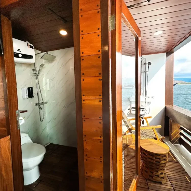 Neptune Cruise Phinisi | Neptune Deluxe Room | Komodo Tour | Neptune Cruise Komodo