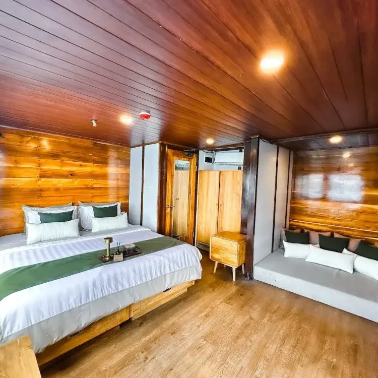 Neptune Cruise Phinisi | Neptune Junior Suite | Komodo Tour | Neptune Cruise Komodo